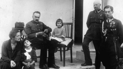 Marszałek Józef Piłsudski z żoną Aleksandrą Szczerbińską i córkami Wandą (po lewej) i Jadwigą (po prawej) przed willą Milusin. Drugi od prawej major Aleksander Prystor i pierwszy od prawej adiutant Marszałka porucznik Jerzy Jabłonowski. Sulejówek ok. 1925. Fot. PAP/Reprodukcja