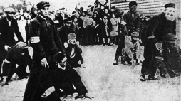 Mińsk Mazowiecki po 1940 r. Żydzi na terenie getta zmuszeni do noszenia opasek z Gwiazdą Dawida. Fot. PAP/Reprodukcja