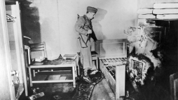 Amerykański żołnierz w bunkrze Hitlera na terenie Kancelarii Rzeszy w Berlinie - 1945 r. Fot. PAP/DPA 