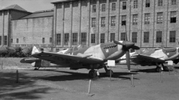 Samoloty myśliwskie Spitfire na dziedzińcu Muzeum Wojska Polskiego w Warszawie - maj 1947 r. Fot. PAP/CAF