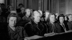 Kraków, 24 listopada 1947 r. Posiedzenie Najwyższego Trybunału Narodowego w sali Muzeum Narodowego. Pierwszy dzień rozprawy przeciwko 40 zbrodniarzom hitlerowskim z SS, członkom załogi niemieckiego obozu zagłady w Auschwitz-Birkenau Nz. w ławie oskarżonych dozorczynie obozu: T. Brandl (1L), Alice Orlowski (2L), Luise Danz (3L), Hildegard Lächert (4L). PAP 