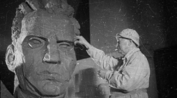 Rzeźbiarz Xawery Dunikowski podczas pracy nad rzeźbą zatytułowaną "Robotnik". Monumentalne dzieło zostanie po raz pierwszy wystawione na Wystawie Ziem Odzyskanych we Wrocławiu w 1948 r. Fot. PAP