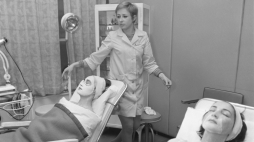 Salon piękności firmy Pollena przy ul. Moniuszki 10 w Warszawie. Rok 1969. Fot. PAP/Jakub Grelowski