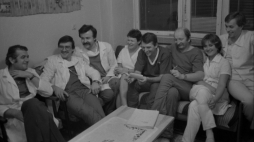 Zabrze 05.11.1985. Wojewódzki Ośrodek Kardiologii (Śląskie Centrum Chorób Serca). Zespół lekarzy i pielęgniarek pod kierunkiem docenta Zbigniewa Religi dokonał pierwszej udanej operacji przeszczepu serca. Nz. radość po udanej operacji, od lewej: Zbigniew Religa, Bogusław Ryfiński Bogusław Kominek, pielęgniarka Patrycja Czerwińska-Dziemian, Andrzej Bochenek, Jerzy Wołczyk, pielęgniarka Ewa Łubek-Wilczewska oraz Romuald Cichoń. Fot. PAP/Stanisław Jakubowski