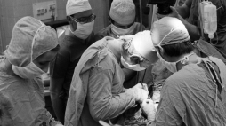 Zabrze 05.11.1985. Wojewódzki Ośrodek Kardiologii (Śląskie Centrum Chorób Serca). Zespół lekarzy i pielęgniarek pod kierunkiem docenta Zbigniewa Religi (C) przeprowadza pierwszą udaną operację przeszczepu serca. Fot. PAP/Stanisław Jakubowski