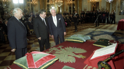 Prezydent RP na Uchodźstwie Ryszard Kaczorowski przekazuje insygnia władzy pierwszemu po wojnie demokratycznie wybranemu prezydentowi Polski Lechowi Wałęsie. Nz. marszałek Senatu RP I kadencji, Andrzej Stelmachowski (L), Lech Wałęsa (C) i Ryszard Kaczorowski (P), Warszawa 22 grudnia 1990 r.  Fot. PAP/Ireneusz Radkiewicz