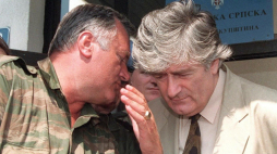 Pale, Bośnia I Hercegowina. Zdjęcie z 5 sierpnia 1993 r., na którym przywódca bośniackich Serbów Radovan Karadzic (po prawej) słucha dowódcy bośniackich Serbów Ratko Mladicia (po lewej) podczas spotkania z prasą w Pale. PAP/EPA-PHOTO/EPA/FILES/STRINGER