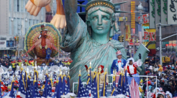 Nowy Jork, USA, 22.11.01. Doroczna tradycyjna parada z okazji Święta Dziękczynienia w Nowym Jorku w 2001 r. Fot. PAP/EPA/STAN HONDA