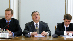 Warszawa, 22.02.2003. Lew Rywin /C/ w towarzystwie pełnomocników mec. Marka Małeckiego /L/ i mec. Piotra Rychłowskiego podczas przesłuchania przez sejmową komisję śledczą. Fot/PAP Tomasz Gzell DG