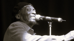 Jimmy Cliff podczas festiwalu  w Szwajcarii w 2003 r. Fot. PAP/EPA PHOTO/KEYSTONE/EDI ENGELER