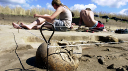 Od 1996 roku archeolodzy z Uniwersytetu Mikołaja Kopernika w Toruniu prowadzą prace wykopaliskowe w Kałdusie u podnóża Góry Św. Wawrzyńca koło Chełmna w województwie kujawsko pomorskim. Zdjęcie z 2004 r. Fot. PAP/ Wojtek Szabelski