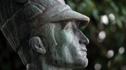 Piotr Wysocki, pomnik w Łazienkach Królewskich w Warszawie. Fot. PAP/Grzegorz Jakubowski