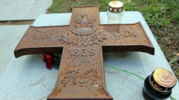 Katyń - Krzyż Kampanii Wrześniowej. Ten symbol i Order Virtuti Militari usunęli Rosjanie z Polskiego Cmentarza Wojennego. Fot. PAP/Radek Pietruszka 