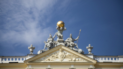 Tympanon Pałacu Branickich wraz z herbem rodowym, wyżej rzeźba, tzw. Grupy Atlasa. Fot. PAP/Jerzy Ochoński 