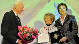 W 2014 r. Barbara Grocholska-Kurkowiak (w środku) otrzymała wyróżnienie za osiągnięcia sportowe. Podczas gali w Polskim Komitecie Olimpijskim w Warszawie wyróżnienie wręczyli Irena Szewińska (z prawej) i historyk sportu Kajetan Hądzelek (z lewej). Fot. PAP/Bartłomiej Zborowski