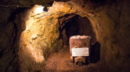 Sztolnie wydrążone pod zamkiem Książ w Wałbrzychu. Fot. PAP/Maciej Kulczyński