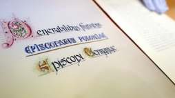 Oryginał listu biskupów niemieckich do biskupów polskich, zaprezentowany podczas konferencji prasowej "List, który odmienił oblicze Europy" na Uniwersytecie Kardynała Stefana Wyszyńskiego w Warszawie w 2015 r. Fot. PAP/Bartłomiej Zborowski