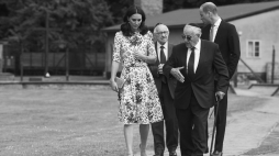 Sztutowo, 18.07.2017. Wizyta Księcia i Księżnej Cambridge w Polsce – dzień drugi. Księżna Catherine (L) i książę William (P) zwiedzają teren byłego niemieckiego obozu koncentracyjnego Stutthof (Pomorskie), w towarzystiwe Zigiego Shippera (2L) oraz Manfreda Goldberga (2P), w tle krematorium obozowe. Fot. PAP/Dominik Kulaszewicz