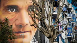 Murak przedstawiający włoskiego pisarza i reżysera Piera Paolo Pasoliniego, autorstwa włoskiego artysty Jorita Agocha w dzielnicy Scampia w Neapolu, we Włoszech, 7 stycznia 2019 r. Fot. EPA/CESARE ABBATE Strona: PAP/EPA.