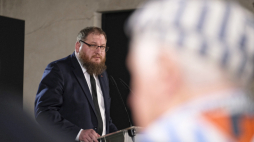 Piotr Cywiński, dyrektor Państwowego Muzeum Auschwitz-Birkenau, podczas obchodów 74. rocznicy wyzwolenia niemieckiego, nazistowskiego obozu zagłady KL Auschwitz-Birkenau w 2019 r. Fot. PAP/Andrzej Grygiel