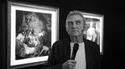 Współtwórca grupy artystycznej Łódź Kaliska Andrzej Świetlik podczas wystawy autorstwa swojej grupy pt. „Heroizm niewieści w sztuce niezwykłej artystki, znanej dotychczas jako Jan Kochanowski”, 2020 r. Fot. PAP/Leszek Szymański