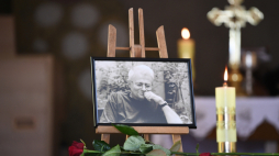 Uroczystości pogrzebowe poety, eseisty i felietonisty Janusza Szubera w kaplicy na Cmentarzu Centralnym w Sanoku. Fot. PAP/Darek Delmanowicz