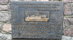 Plac Rybaka w Świnoujściu - tablica upamiętniająca ofiary katastrofy promu „Jan Heweliusz”. Fot. PAP/Marcin Bielecki 