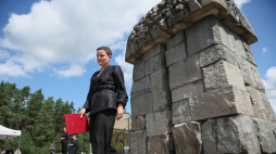 Minister kultury i dziedzictwa narodowego Marta Cienkowska podczas uroczystych obchodów 82. rocznicy buntu w Obozie Zagłady w Treblince, na terenie Muzeum byłego niemieckiego nazistowskiego obozu zagłady i obozu pracy Treblinka w Wólce Okrąglik. Fot.  PAP/Leszek Szymański