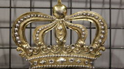 Z kościoła we wsi Butryny muzeum pozyskało relikwiarz, koszulki i korony zdobiące obraz. Fot. PAP/Tomasz Waszczuk