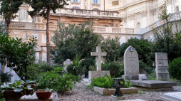 Cmentarz Campo Santo Teutonico (pol. cmentarz niemiecki lub cmentarz Niemców i Flamandów) w Watykanie. Wpisany na listę światowego dziedzictwa UNESCO cmentarz znajduje się w Rzymie poza granicami Watykanu, jednak na mocy traktatów laterańskich jest ektraterytorialną posiadłością Stolicy Apostolskiej. Fot. PAP/Sylwia Wysocka