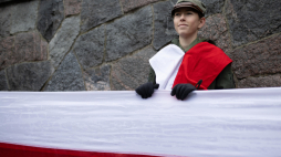 Złożenie wieńców i odśpiewanie „Mazurka Dąbrowskiego” przy Mauzoleum Matki i Serca Syna na cmentarzu na Rossie w Wilnie. Fot. PAP/Valdemar Doveiko