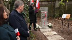 Odrestaurowany nagrobek legionisty Icchaka Izydora Hirscha. Przy nagrobku dyrektor Muzeum Żydowskiego w Oświęcimiu Tomasz Kuncewicz. Fot. PAP/Jarek Praszkiewicz