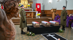 Uroczystości pogrzebowe żołnierzy Wojska Polskiego, poległych w obronie Ojczyzny przed niemieckim najeźdźcą w rejonie Lwowa we wrześniu 1939 r. w kościele pw. Narodzenia św. Jana Chrzciciela na cmentarzu rzymskokatolickim w Mościskach w obwodzie lwowskim. Fot. PAP/Darek Delmanowicz