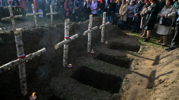 Uroczystości pogrzebowe żołnierzy Wojska Polskiego, którSzczątki ekshumowanych w sierpniu we Lwowie-Zboiskach żołnierzy Wojska Polskiego złożono w polskiej kwaterze wojennej cmentarza w Mościskach. Fot. PAP/Darek Delmanowicz 