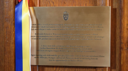 Tablica upamiętniająca szwedzkie wsparcie dla Solidarności, odsłonięta uroczyście w ambasadzie Szwecji w Warszawie, 17 bm. Fot. PAP/Albert Zawada