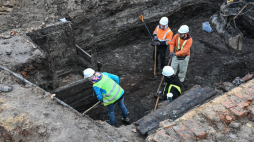 Eksperci z Działu Archeologii Muzeum Narodowego w Szczecinie przeczesali teren na Łasztowni, który niedługo będzie placem budowy nowego Teatru Współczesnego. Fot. PAP/Marcin Bielecki