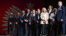 Odznaczeni Krzyżami Wolności i Solidarności podczas inauguracji obchodów 45. rocznicy rejestracji Niezależnego Samorządnego Związku Zawodowego „Solidarność”, w Teatrze Polskim im. Arnolda Szyfmana w Warszawie. Wydarzenie zorganizował Instytut Pamięci Narodowej. Fot. PAP/Piotr Nowak