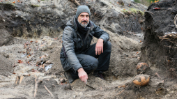 Arkadiusz Michalak z Muzeum Archeologicznego Środkowego Nadodrza w Świdnicy w miejscu prac archeologicznych na terenie Opactwa Cysterskiego w Gościkowie-Paradyżu. Fot. PAP/Lech Muszyński