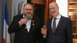 Ambasador Francji w Polsce Etienne de Poncins (P) i odznaczony Legią Honorową dyrektor Państwowego Muzeum Auschwitz-Birkenau dr Piotr Cywiński (L). Fot. PAP/Marcin Obara 