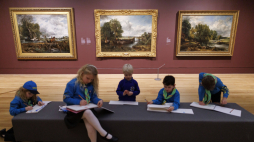 Uczniowie szkicują obrazy Johna Constable'a „Skaczący koń” (z lewej), „Widok na Stour koło Dedham” (w środku) i „Biały koń” (z prawej) podczas otwarcia wystawy „Turner i Constable: rywale i oryginały” w Tate Britain. Fot. PAP/EPA/Tolga Akmen