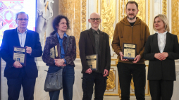 Sekretarz stanu w Ministerstwie Kultury i Dziedzictwa Narodowego, Generalna Konserwator Zabytków Bożena Żelazowska (P), Ewa Mańkowska (2L), Maciej Górny (3L) na wręczeniu nagród Klio 2025 podczas otwarcia XXXIII Targów Książki Historycznej w Sali Wielkiej Zamku Królewskiego w Warszawie, 27 bm. (ad) PAP/Piotr Nowak