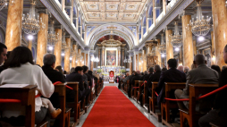 Papież Leon XIV (C) uczestniczy w spotkaniu z biskupami, kapłanami, diakonami, osobami konsekrowanymi i pracownikami duszpasterskimi w Katedrze Ducha Świętego, znanej również jako Katedra św. Esprit w Stambule w Turcji. Fot. EPA/ALESSANDRO DI MEO Dostawca: PAP/EPA/ALESSANDRO DI MEO