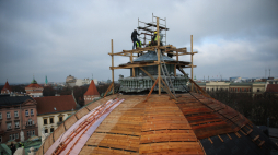 Wmurowanie kapsuły czasu w iglicy kopuły na dachu Teatru im. Juliusza Słowackiego w Krakowie. Fot. PAP/Łukasz Gągulski