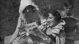 Aktorka Stanisława Kostecka przegląda "Ilustrowany Kurier Codzienny"./NAC