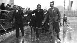 Uczestnicy otwarcia toru na lodzie, 1930 r. /NAC