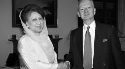 Chaleda Zia i minister spraw zagranicznych Wielkiej Brytanii Henry Bellingham (2011). Fot. Foreign and Commonwealth Office, OGL v1.0OGL v1.0, via Wikimedia Commons