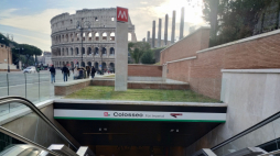 Wejście do stacji metra Colosseo. Fot. Markx89, CC BY-SA 4.0 <https://creativecommons.org/licenses/by-sa/4.0>, via Wikimedia Commons
