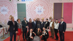 Polska delegacja ma uroczystości wręczenia wpisu tradycji plecionkarstwa z Polski na Listę UNESCO. Pierwszy z lewej prezes Stowarzyszenia Polskich Plecionkarzy Wojciech Świątkowski. Fot. SPP