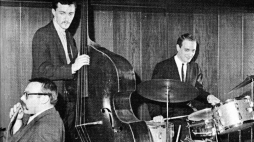 Guaraldi trio w 1963 roku. Vince Guaraldi (z lewej) oraz Fred Marshall i Jerry Granelli. Fot. domena publiczna