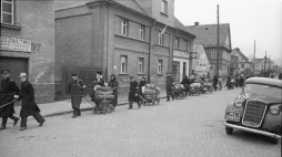 Bielawa, 1946. Repatrianci wraz z dobytkiem na ulicy Wolności. Fot. PAP